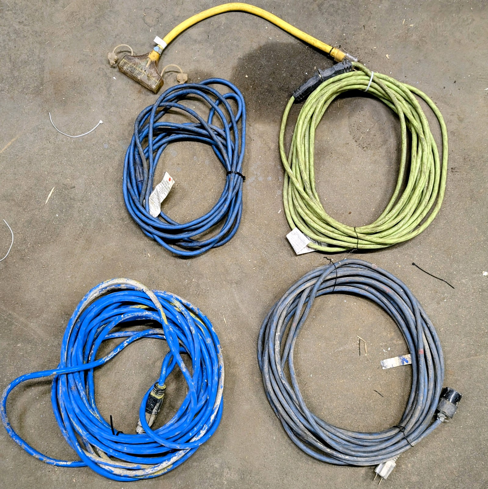 lot 307 image: Lot of (4) extension cords and (3) two-way splitters