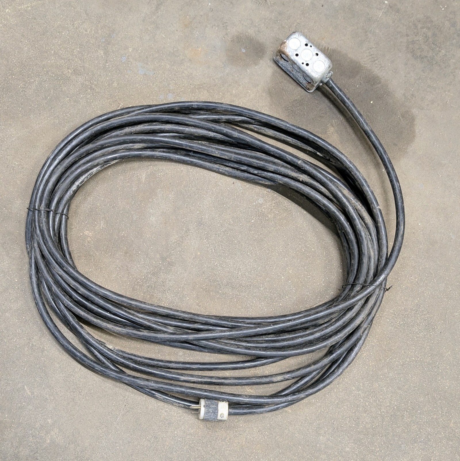 lot 308 image: High amperage extension cord with dual outlet.