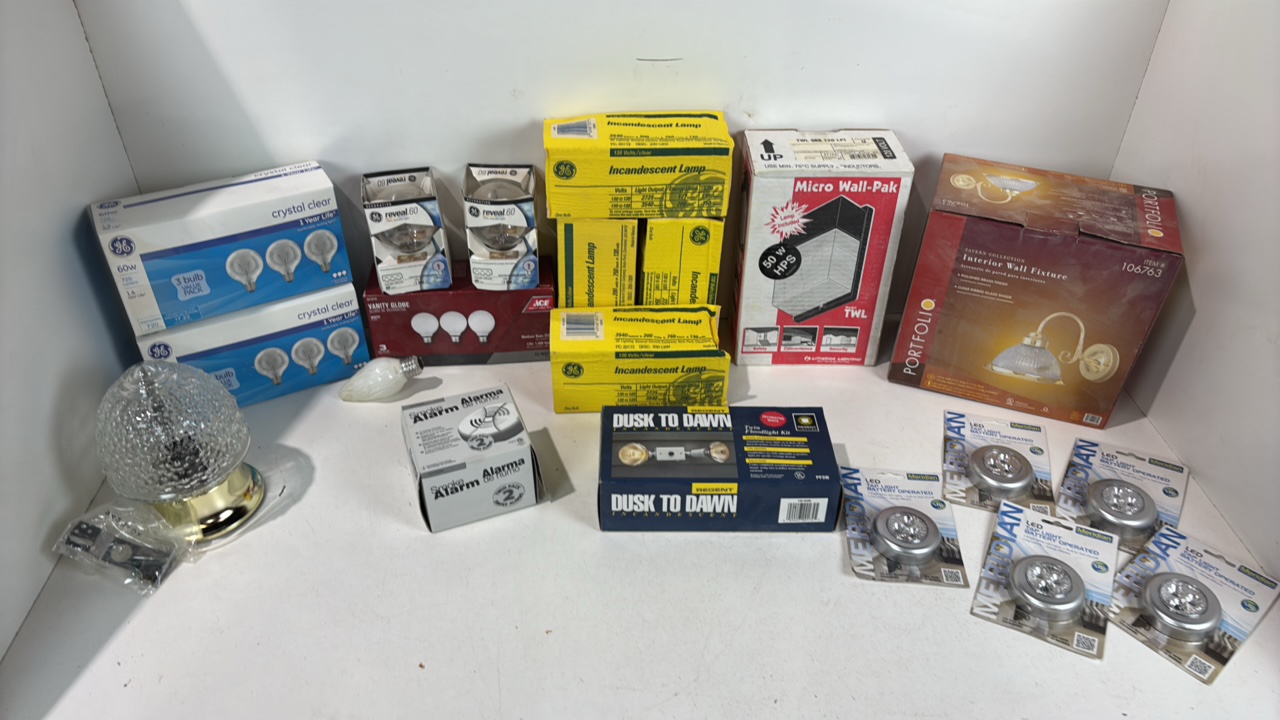 lot 310 image: Lot of light fixtures and light bulbs