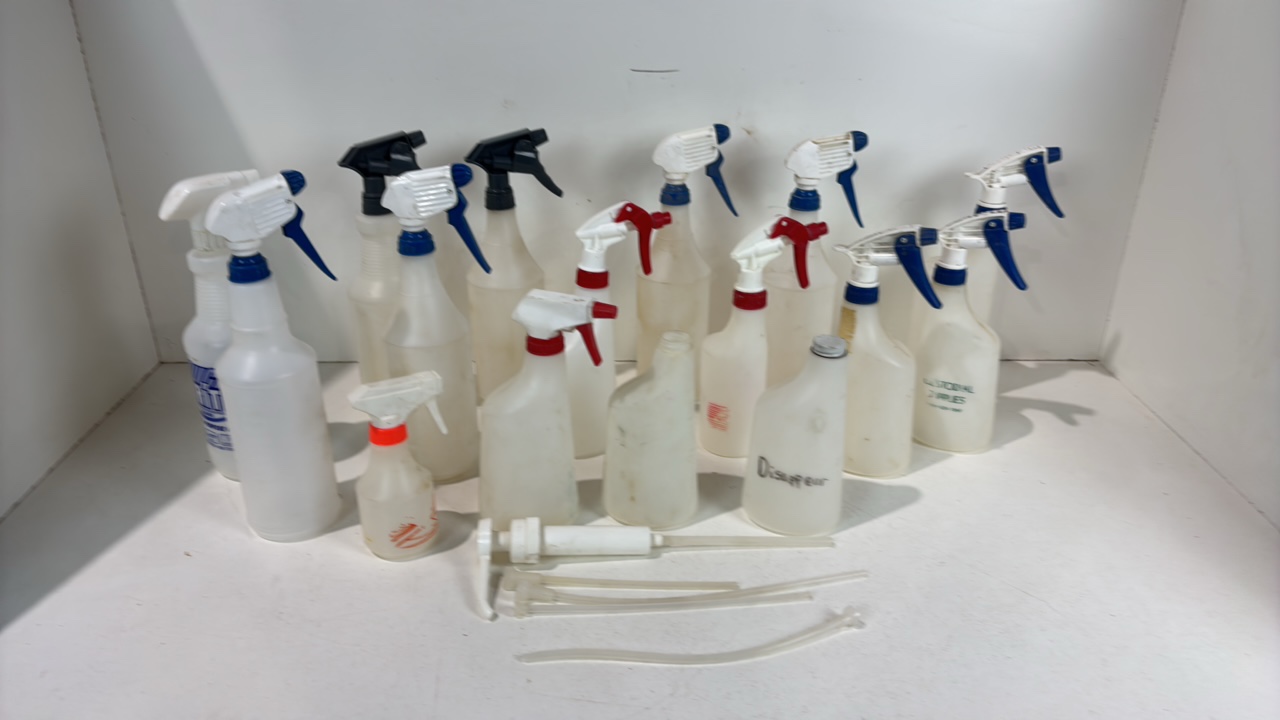 lot 312 image: Lot of plastic spray bottles