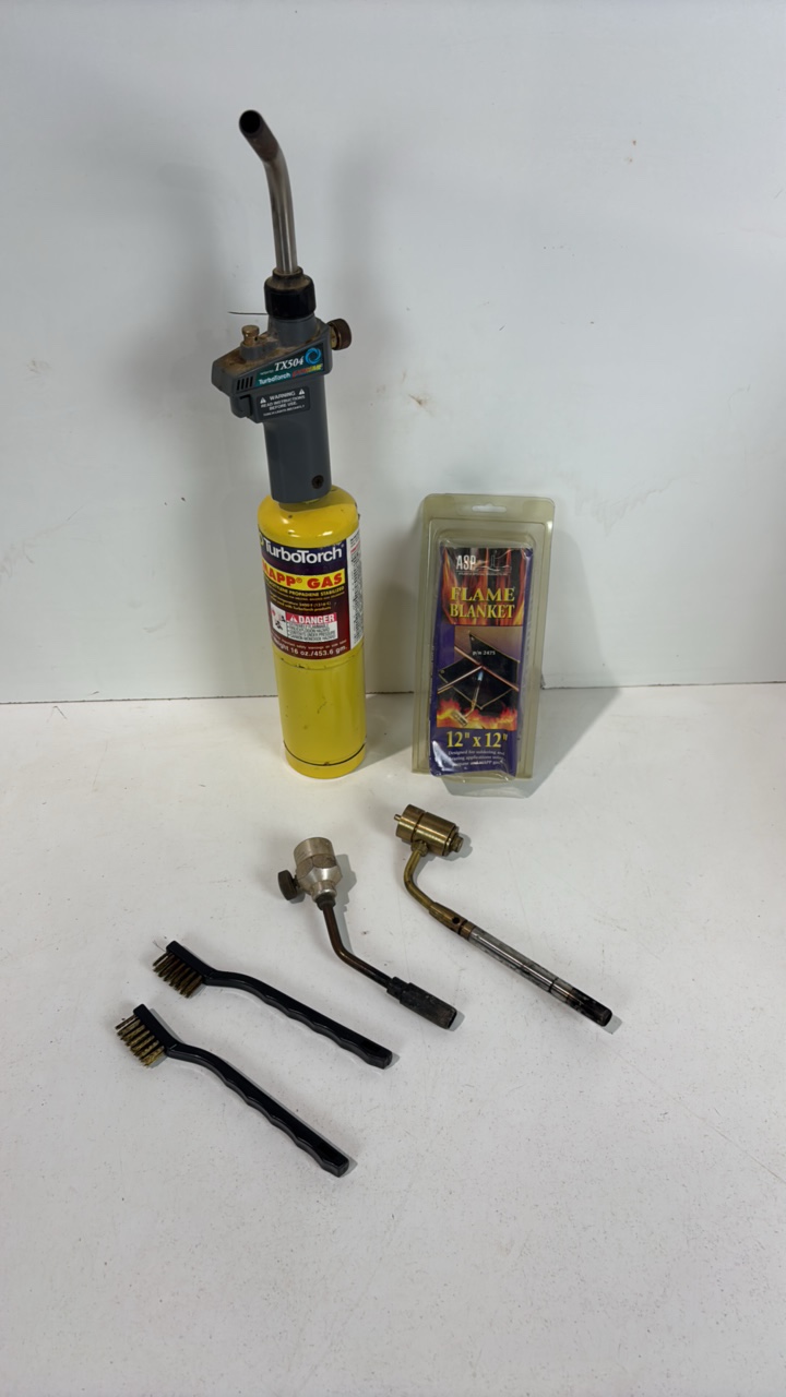 lot 313 image: Lot of Bosch electric heat gun and propane torch