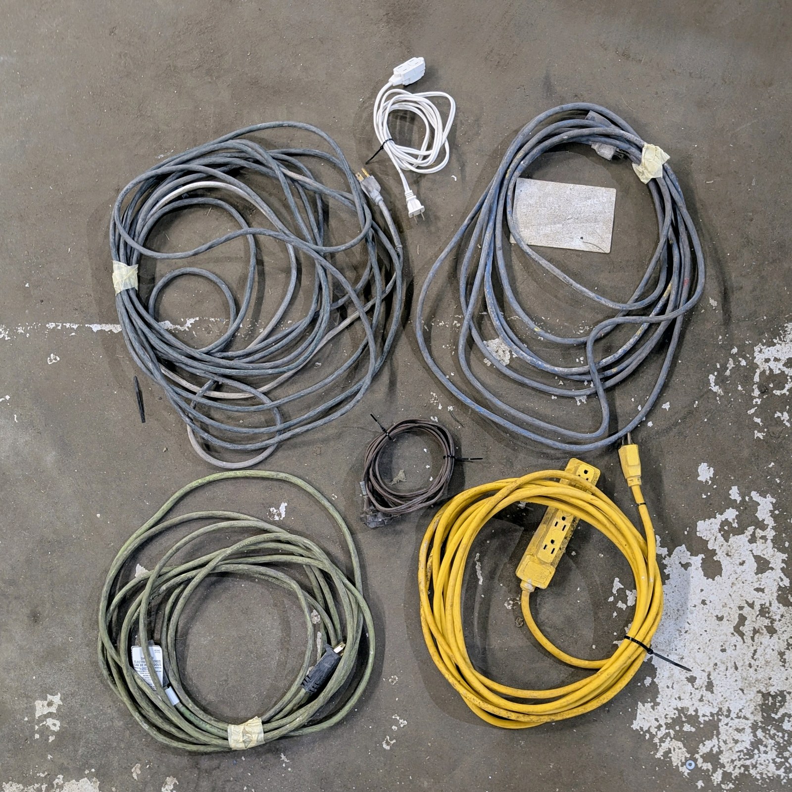 lot 317 image: Lot of (6) extension cords.