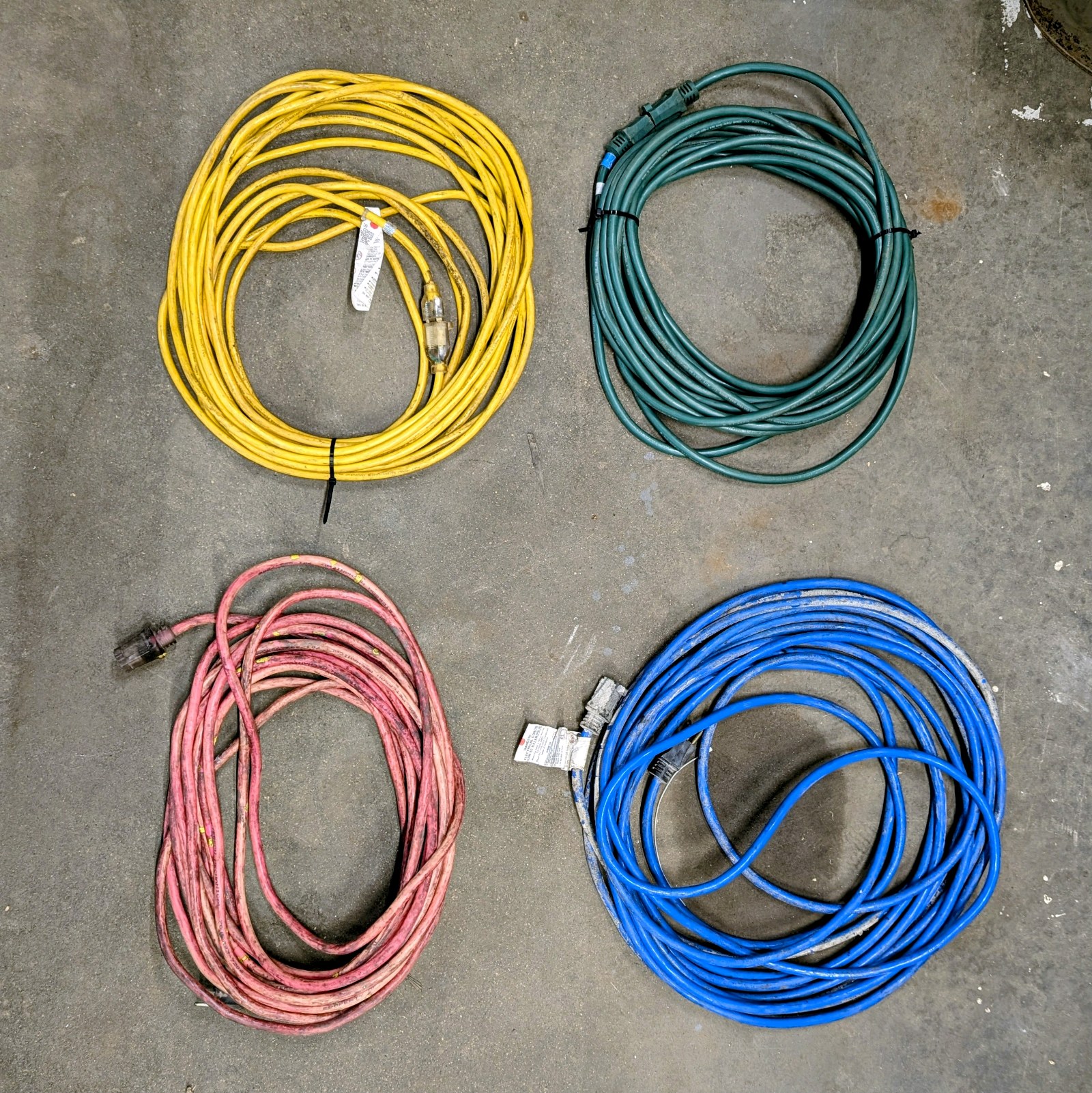 lot 319 image: Lot of (4) extension cords.