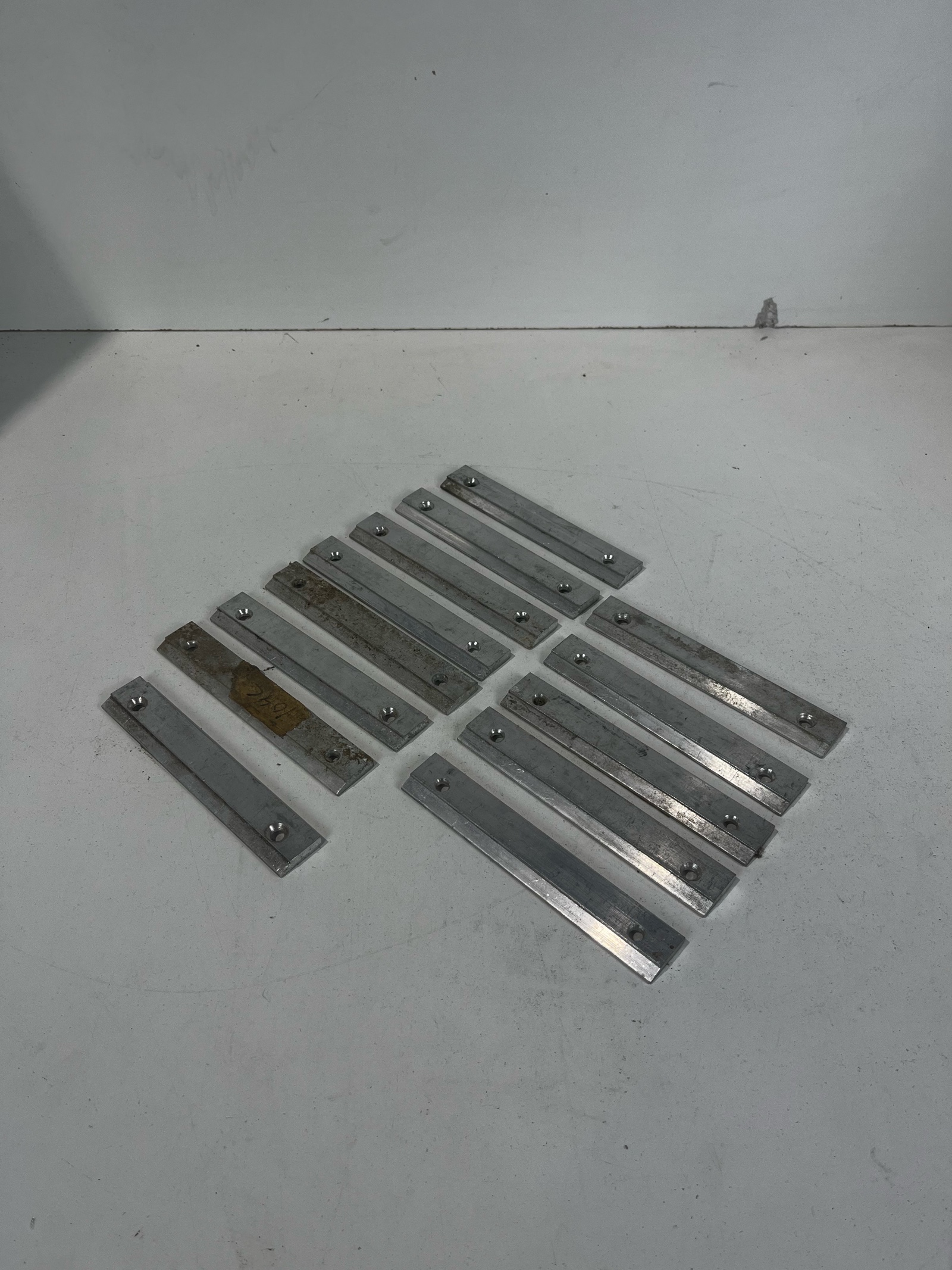 lot 321 image: Garage Items