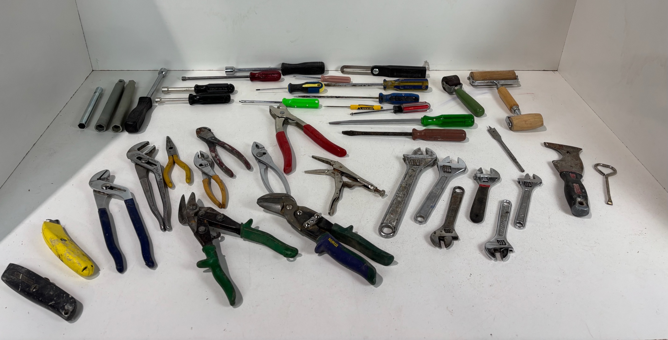 lot 325 image: Tool box filled with tools