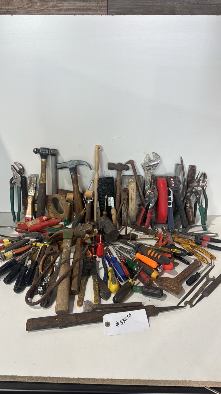 lot 332 image: Lot of misc hand tools