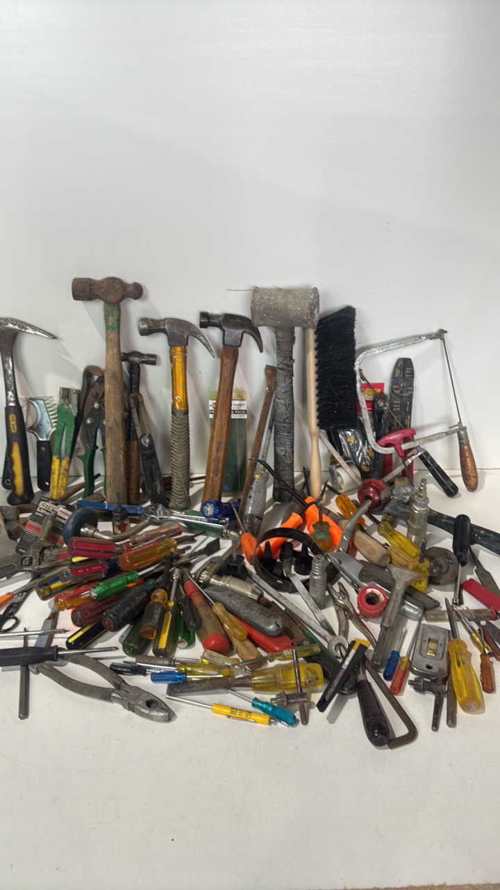 lot 334 image: Lot of misc hand tools