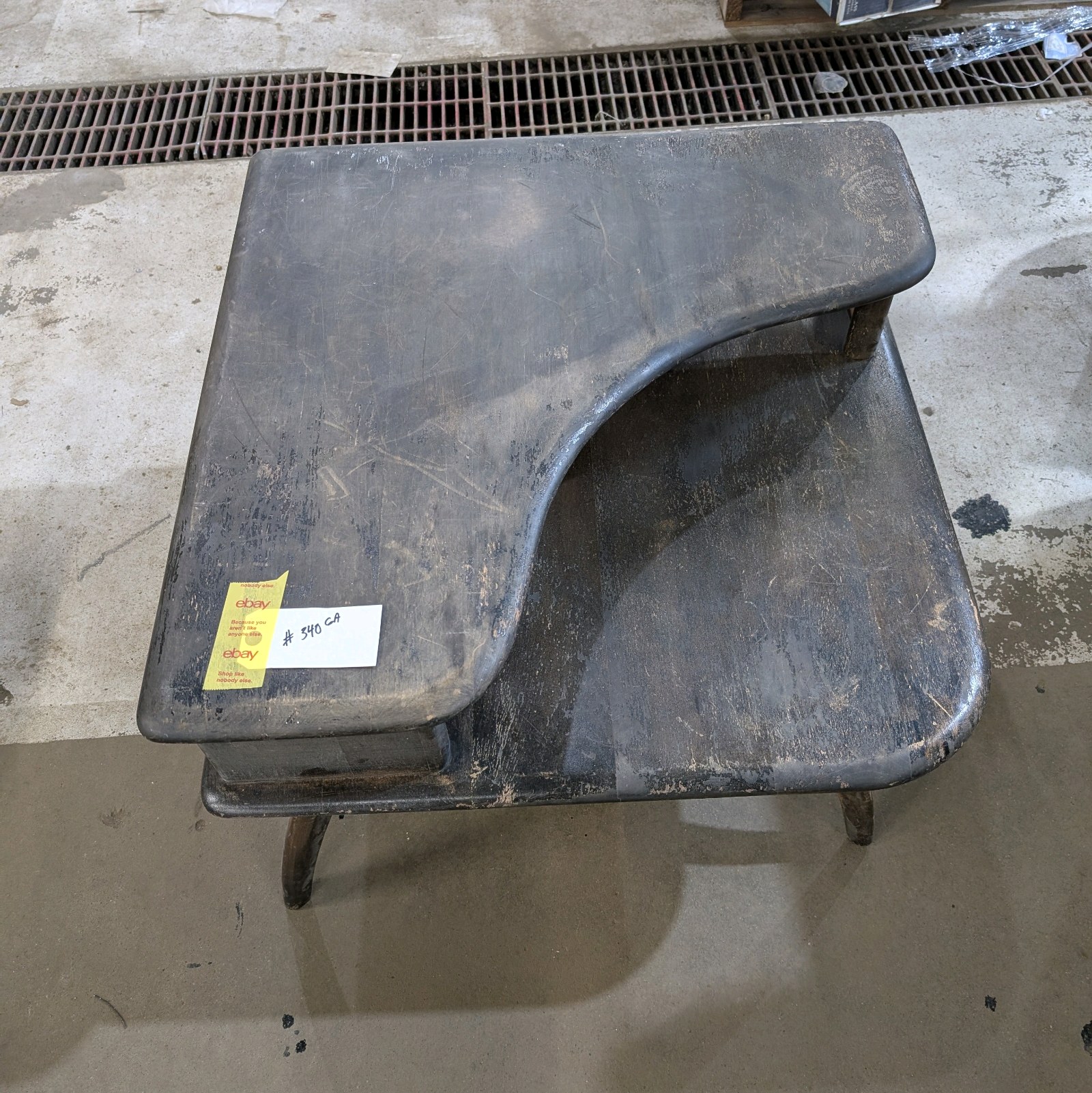 lot 340 image: End Table