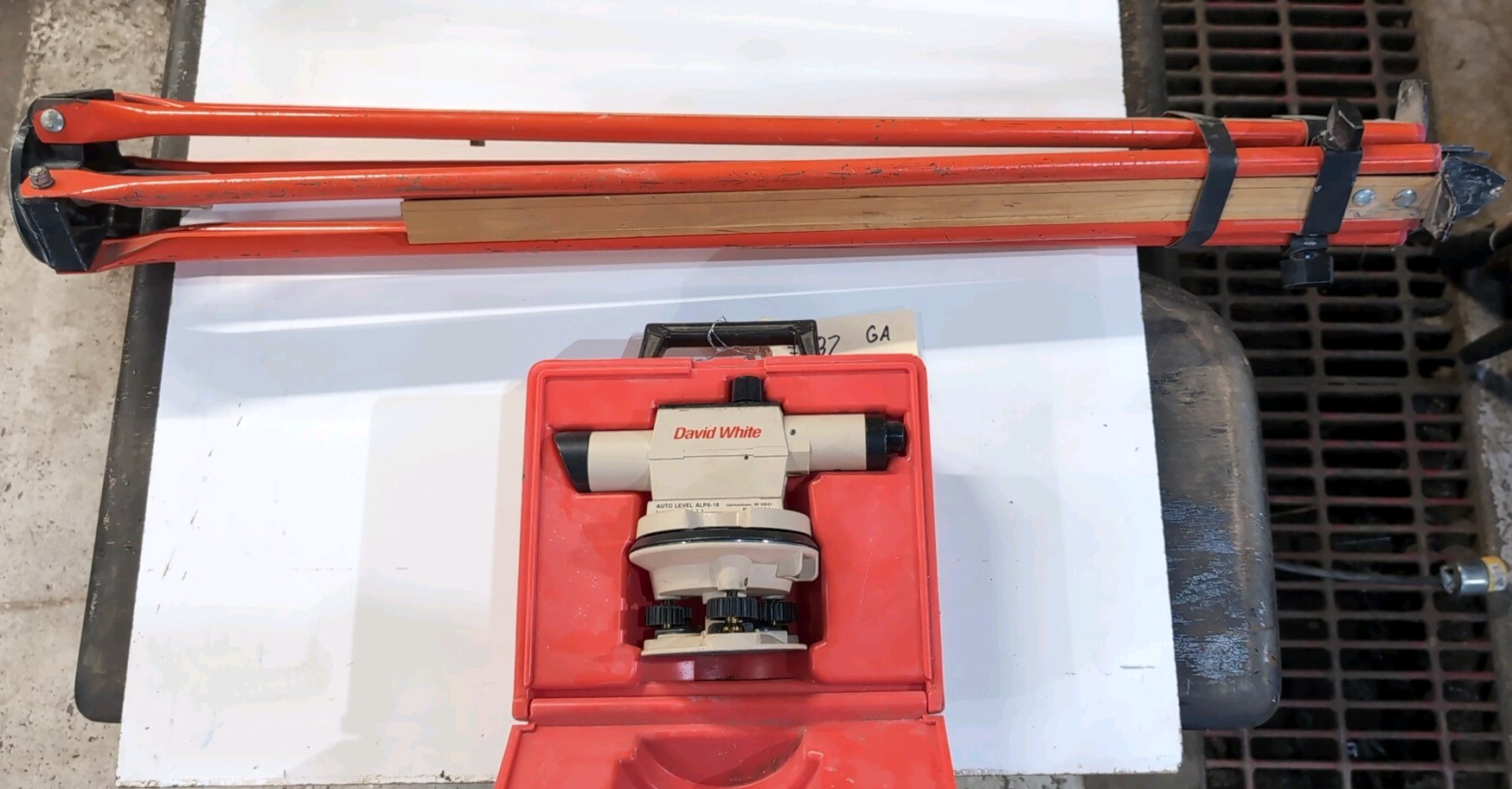 lot 37 image: David White AL6-18 Realist Auto Level w Carrying Case & Tripod