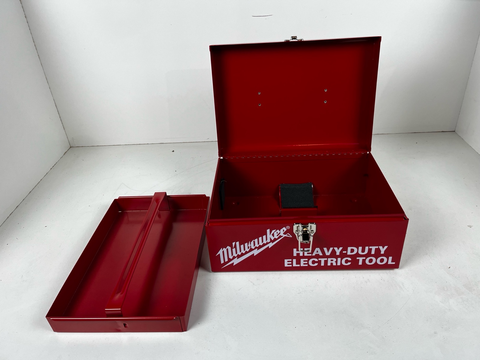 lot 47 image: Milwaukee Vintage Metal Toolbox