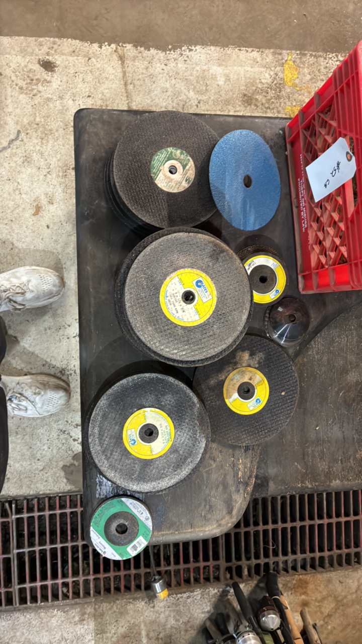 lot 52 image: Gates Abrasive Disks Whole Crate