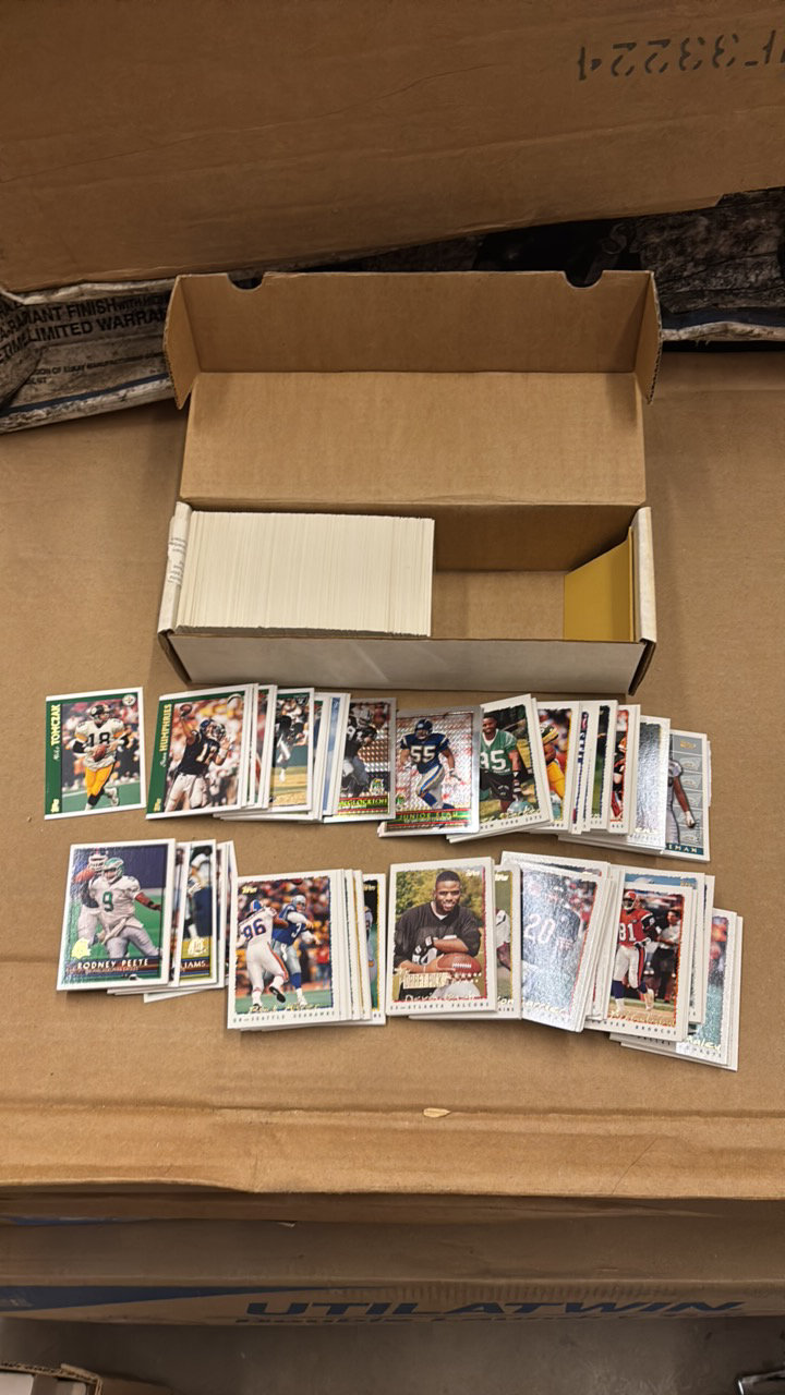 lot 146 image: Box of 1990s Topps NFL Football Cards