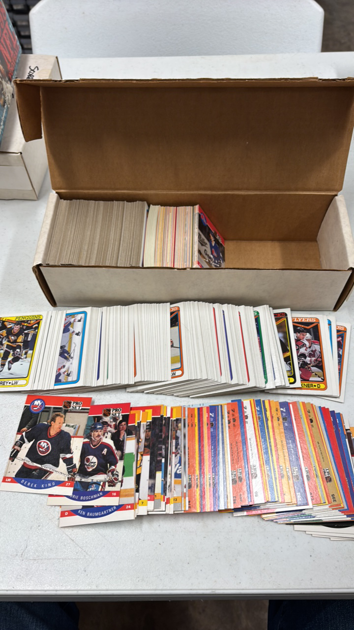 lot 167 image: Box of 1990 Topps and Pro Set Hockey Cards