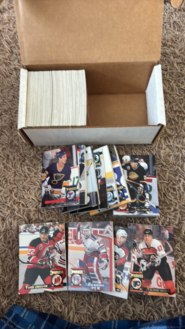 lot 197 image: 1993 Donruss NHL Hockey Cards