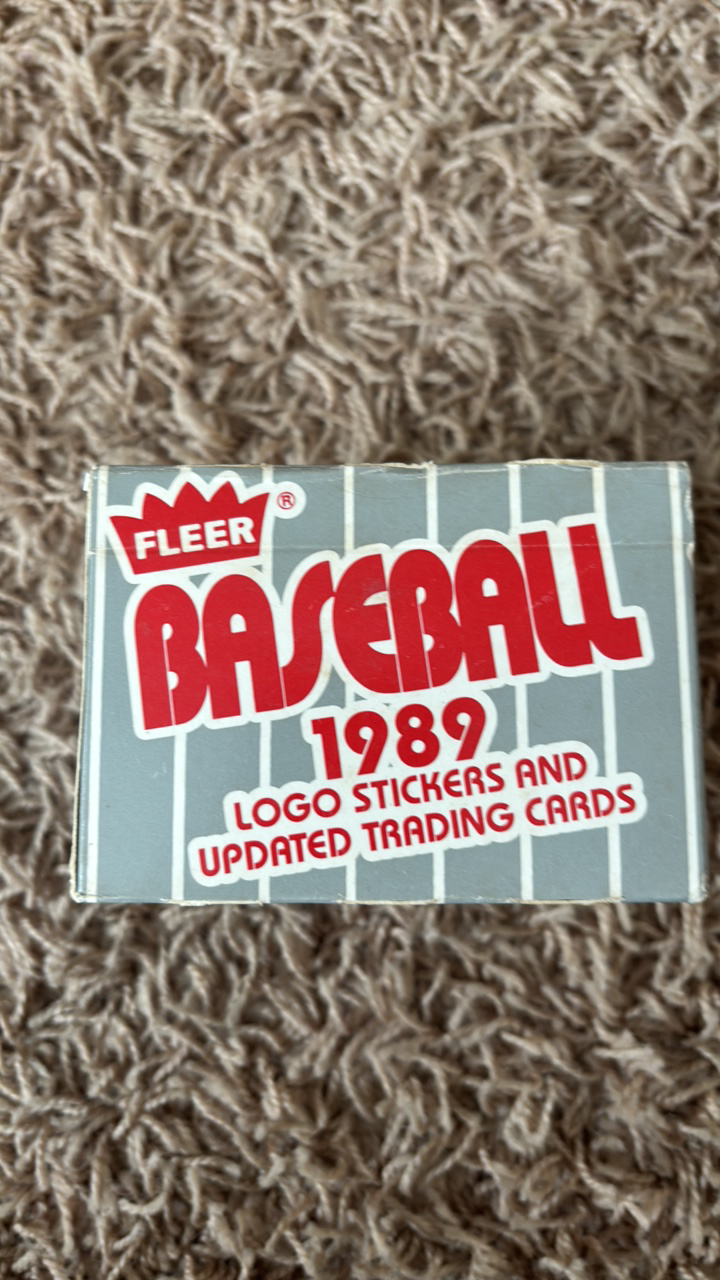 lot 246 image: 1989 Fleer Update Partial Set Baseball Cards