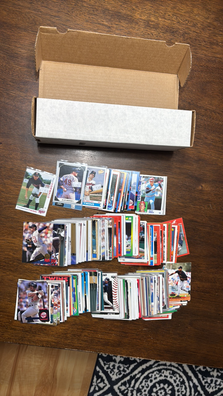 lot 255 image: Box of Minnesota Twins Baseball Cards, Lots of Stars