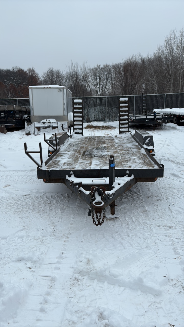 2007 Flatbed equipment trailer with two loading ramps