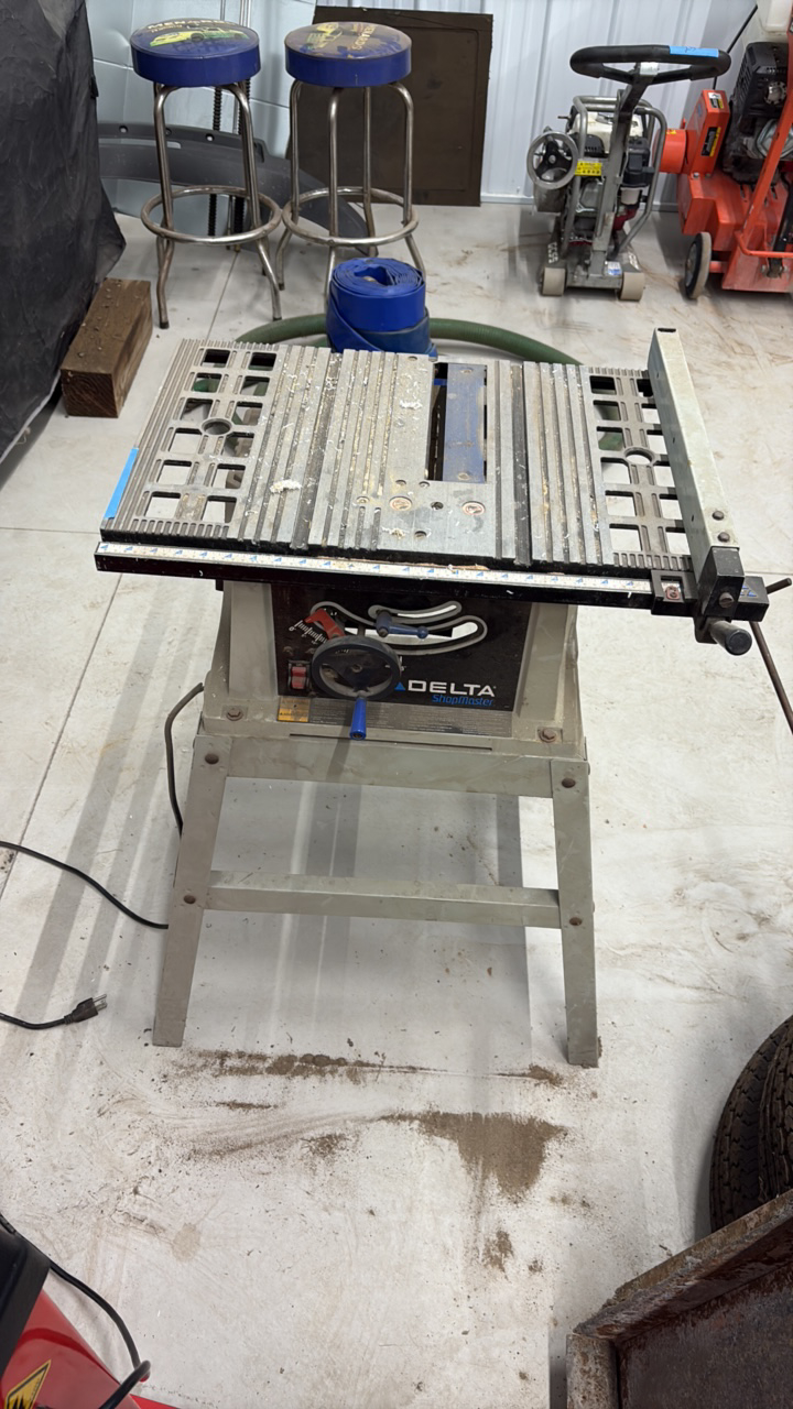 lot 33 image: Delta Shop Master 10 inch table saw TS200LS