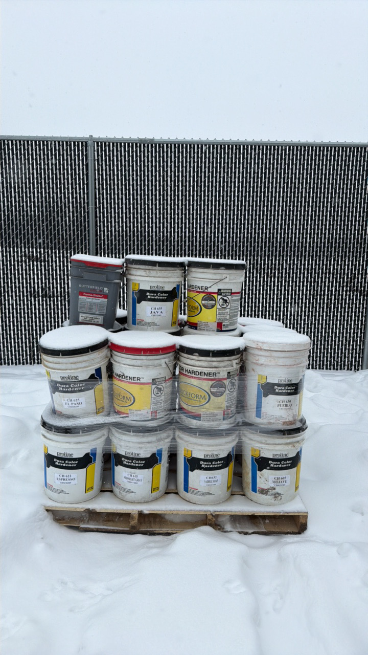lot 44 image: Pallet of buckets of color hardener for concrete