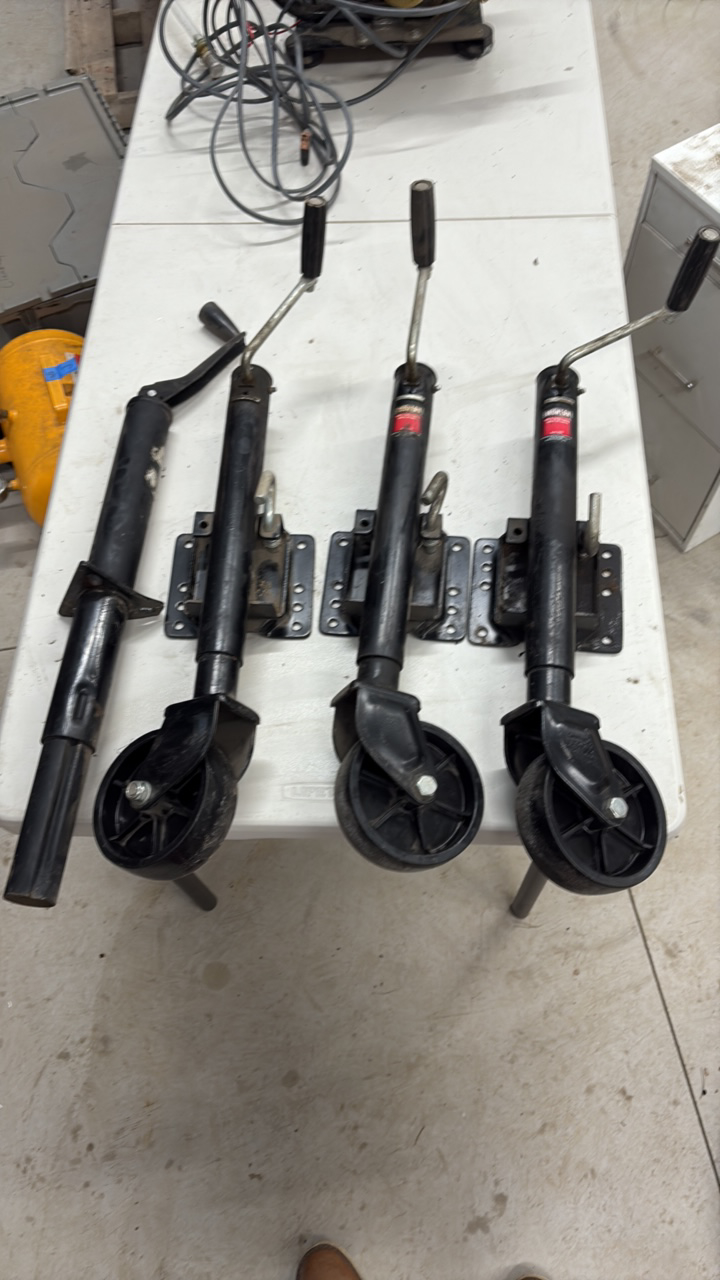 lot 49 image: Ironton Bolt-on Side-Wind Marine Swivel Jacks