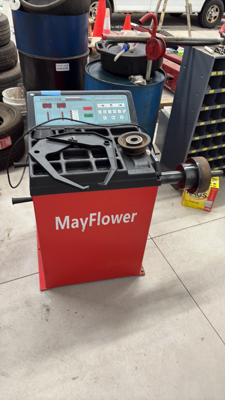 lot 5 image: Mayflower 800 Electronic Wheel Balancer
