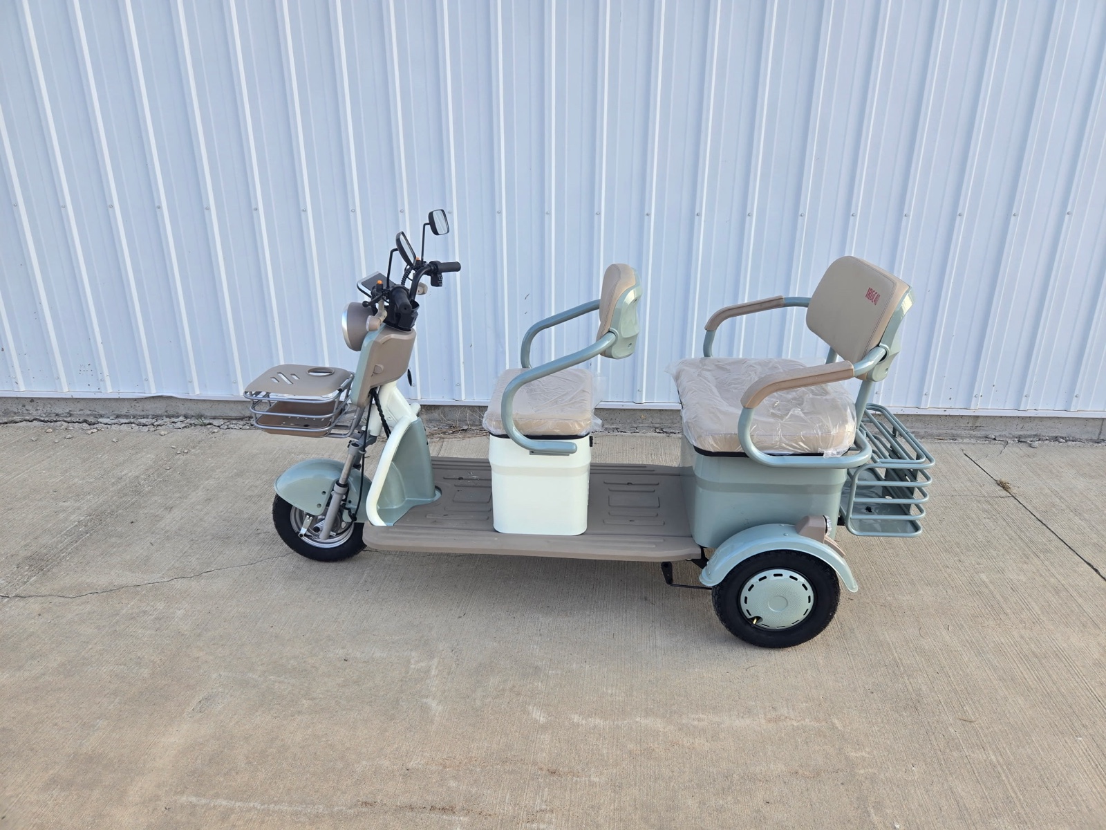 lot 109 image: IRGC40 MINI GOLF CART