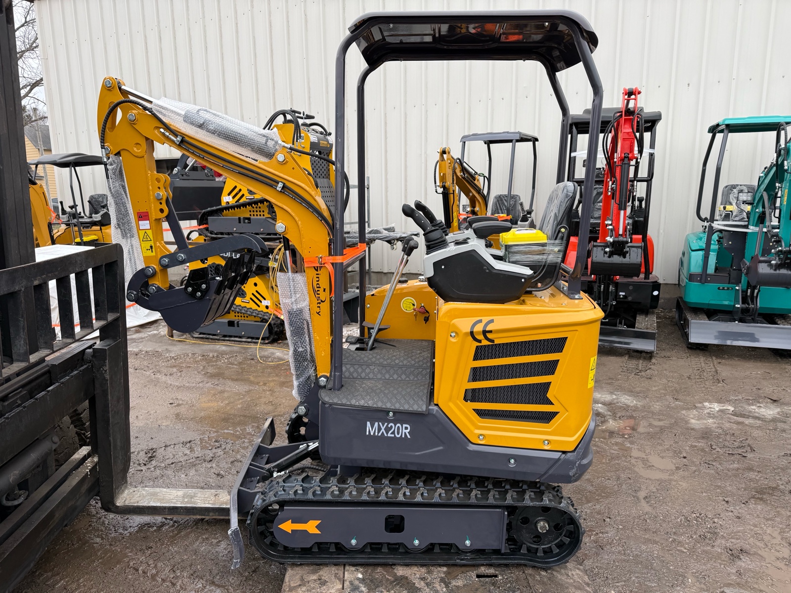 lot 122 image: CFG MX20R Mini Excavator