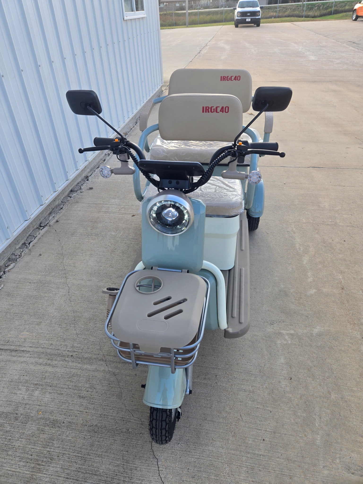 lot 17 image: IRGC40 MINI GOLF CART