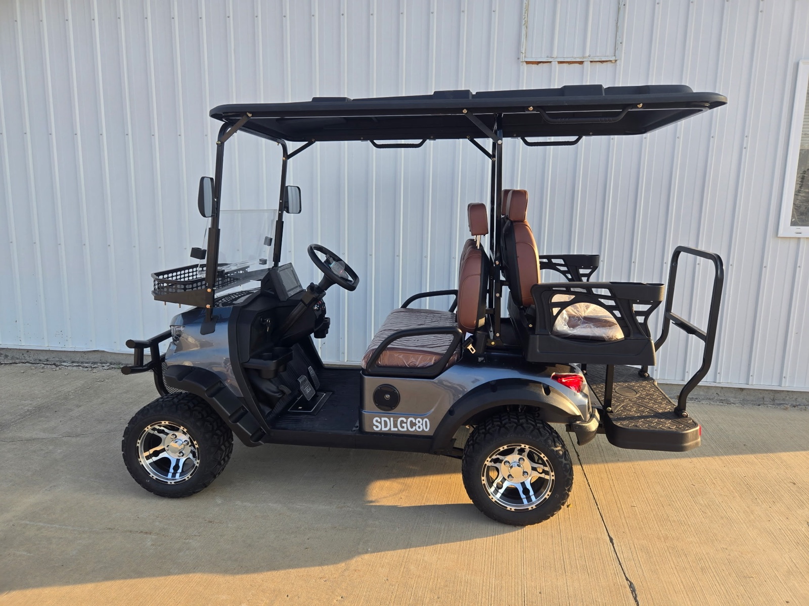 lot 193 image: SDLANCH 4 Seat Golf Cart SDLGC80