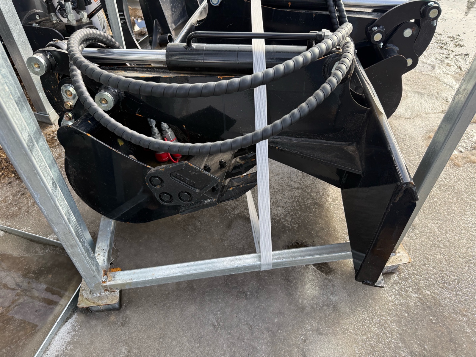 lot 6 image: Digger Arm Mini Skid Steer Attachment