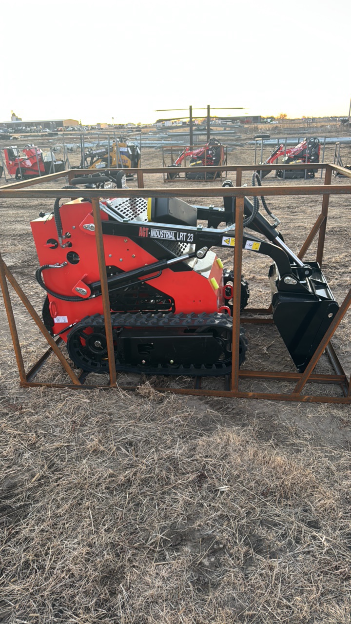 lot 326 image: Skid steer LoderAGT2026UnusedLRT23EPARATO, 23 HP,Gasoline  Engine with EPA,, Bkt,