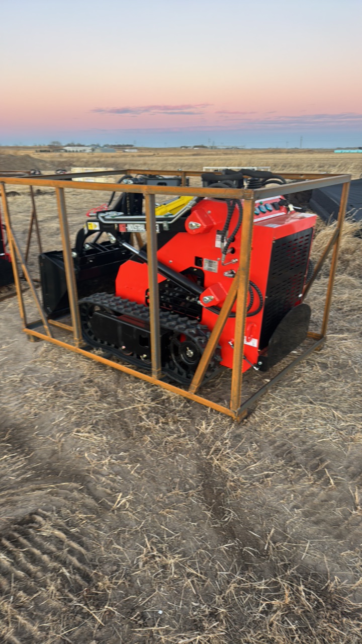 lot 327 image: Skid steer LoderAGT2026UnusedLRT23EPARATO, 23 HP,Gasoline  Engine with EPA,, Bkt,