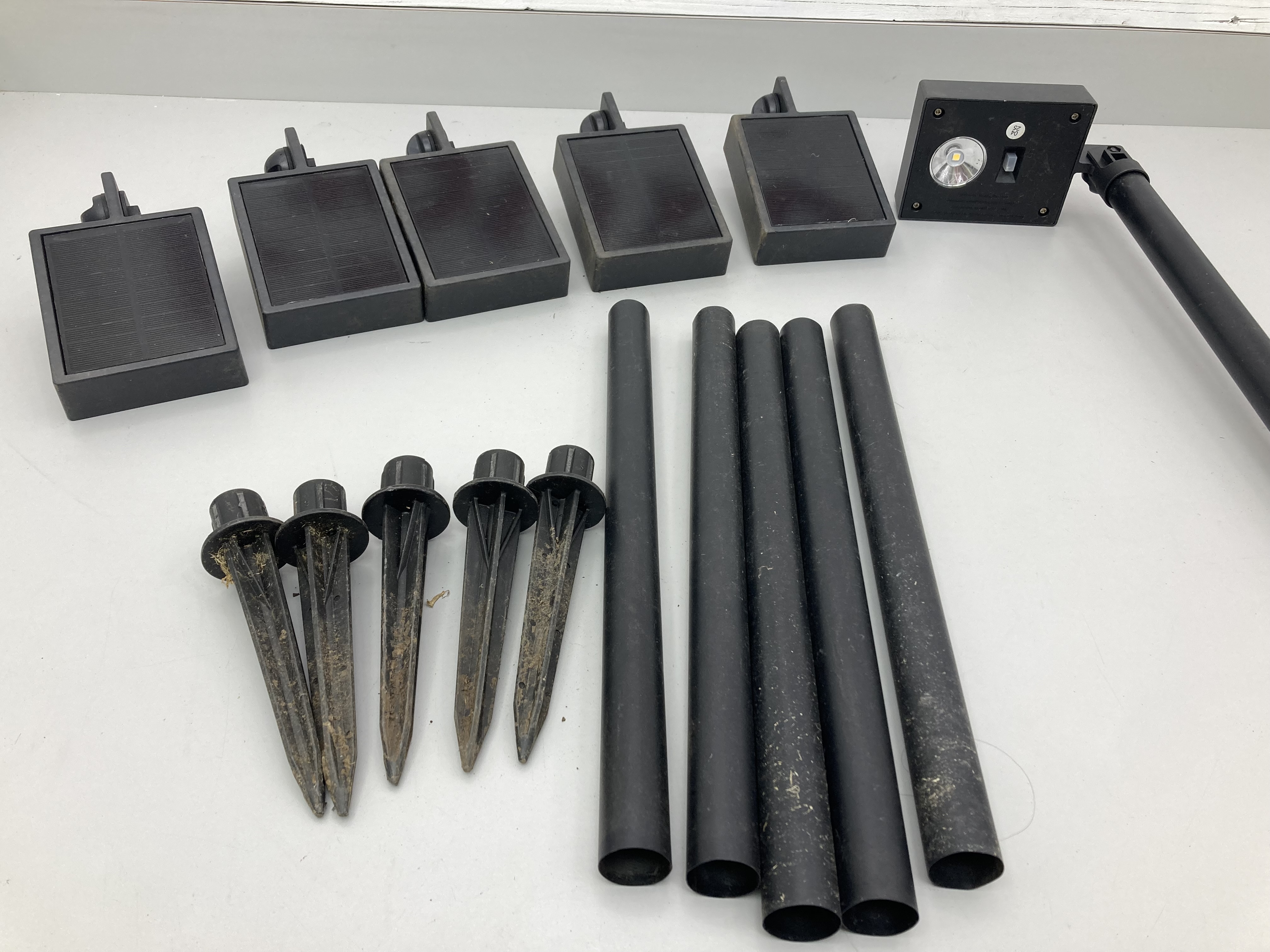 lot 130 image: Solar Outdoor Light Kit