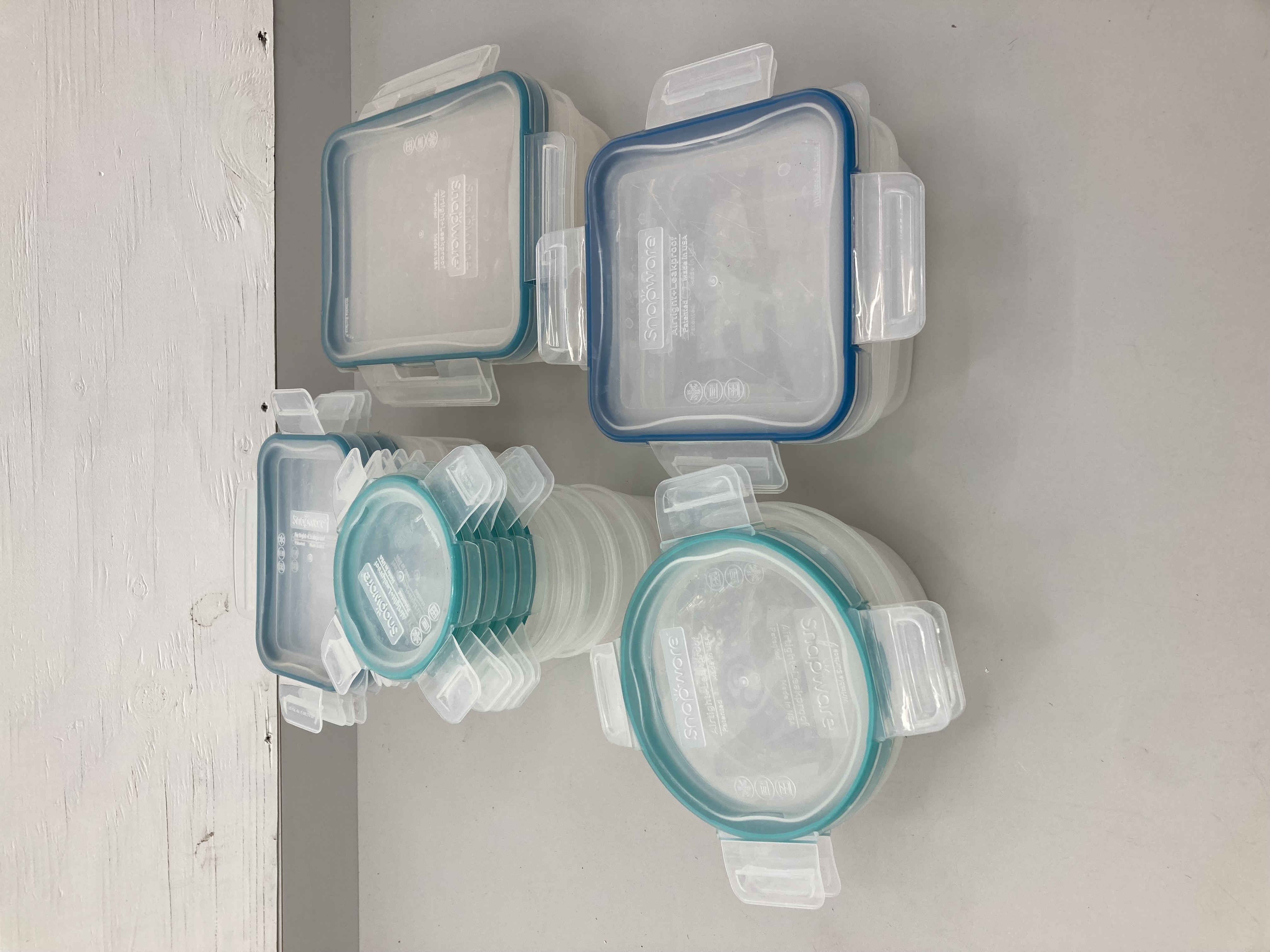 lot 69 image: Snapware Food Storage Container 30-Piece Set