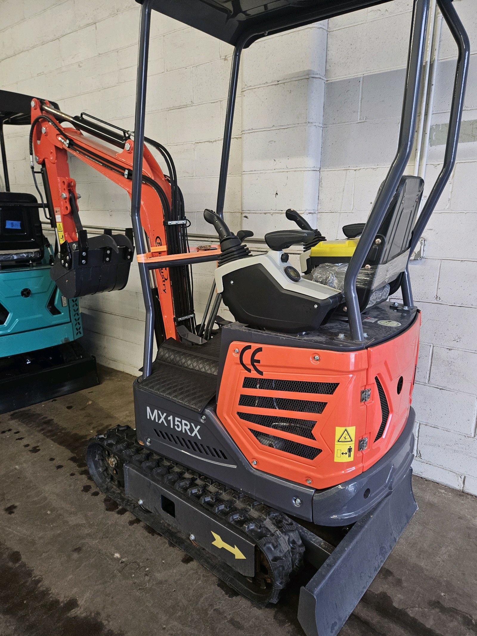 lot 127 image: Mini Excavator MX15RX