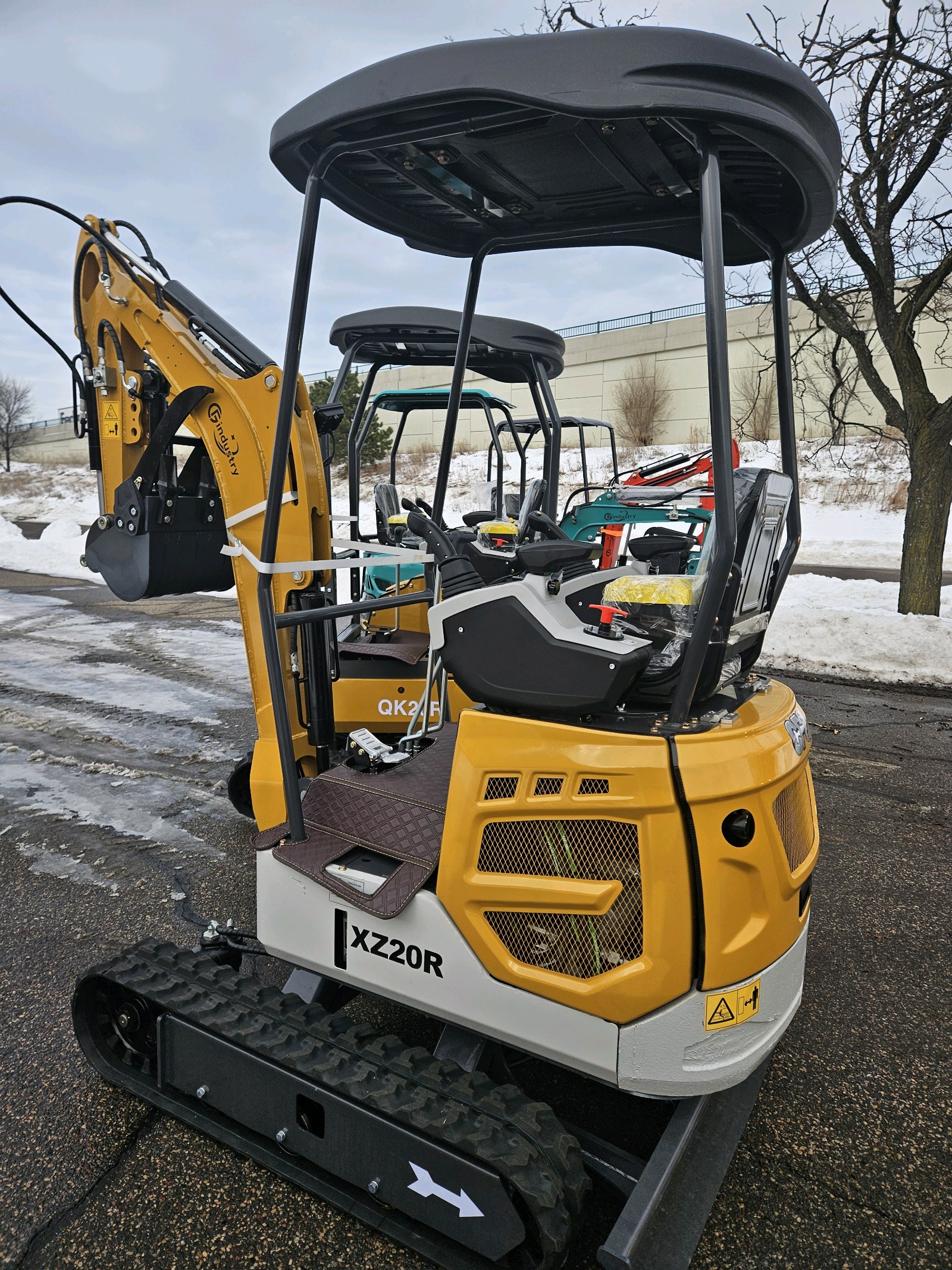 lot 128 image: Mini Excavator XZ20R with hydraulic thumb