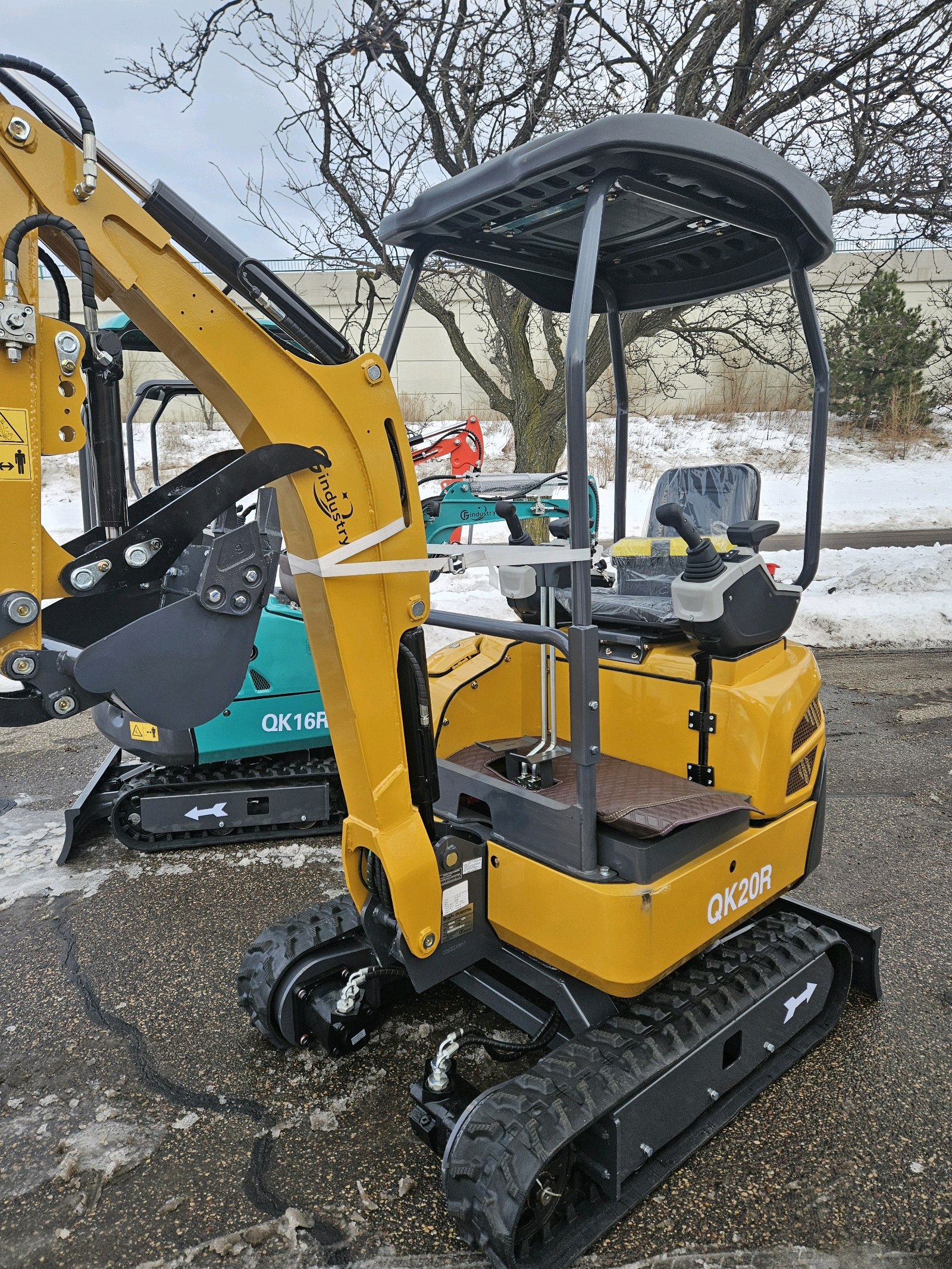 lot 129 image: Mini Excavator QK18R with hydraulic thumb