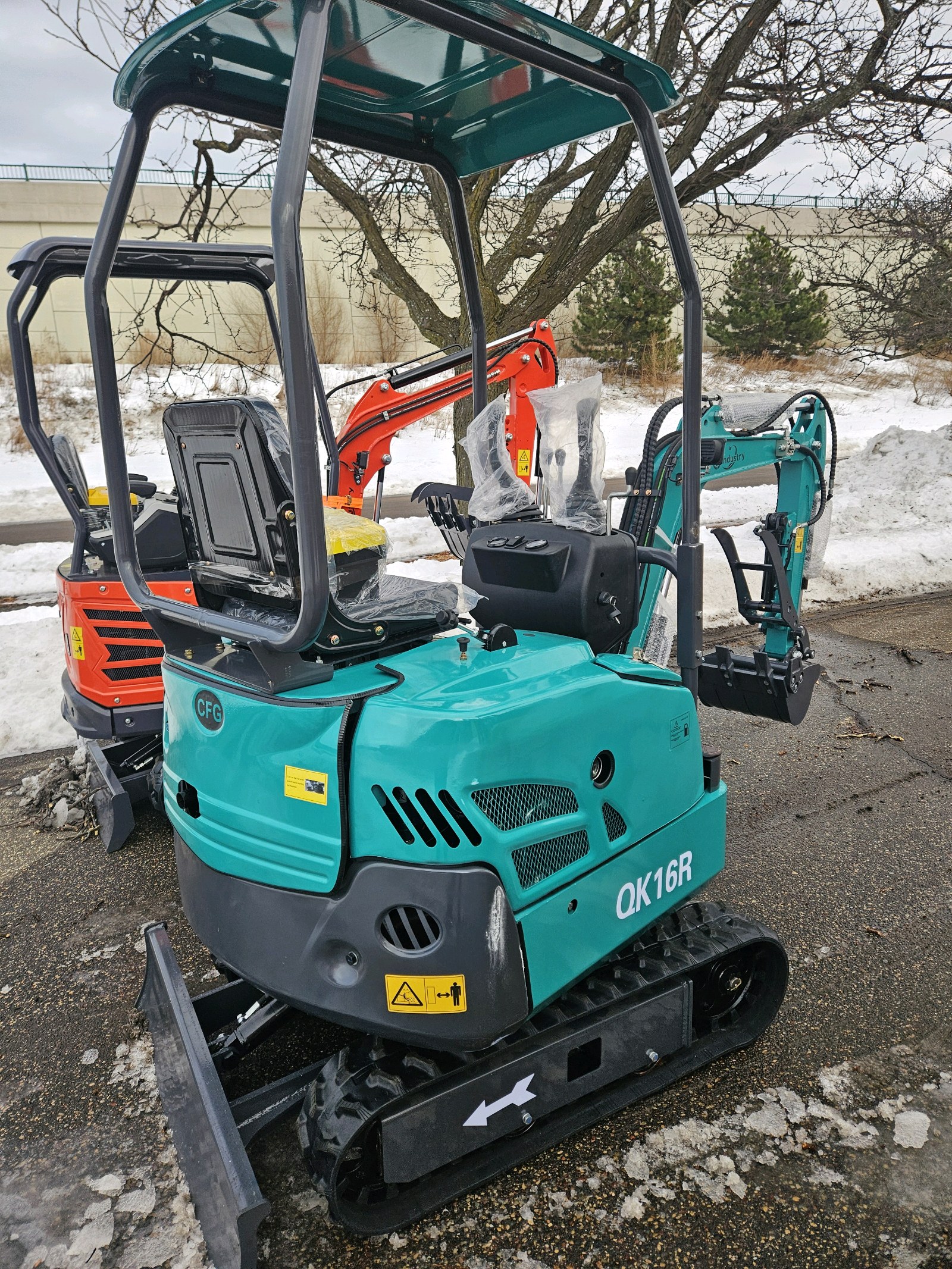 lot 130 image: Mini Excavator QK16R with hydraulic thumb