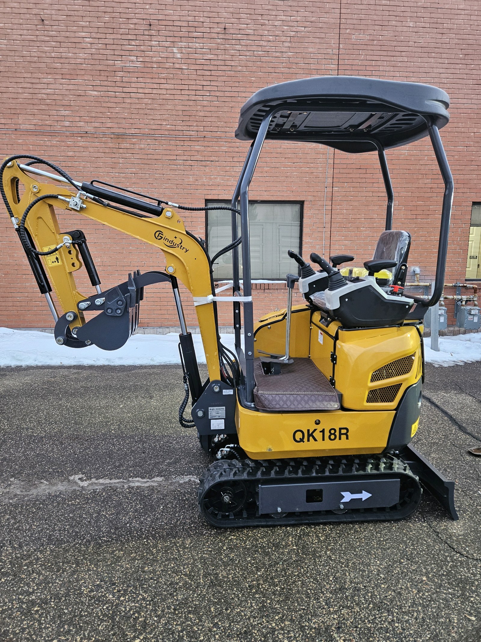 lot 42 image: Mini Excavator QK18R with Hydraulic Thumb