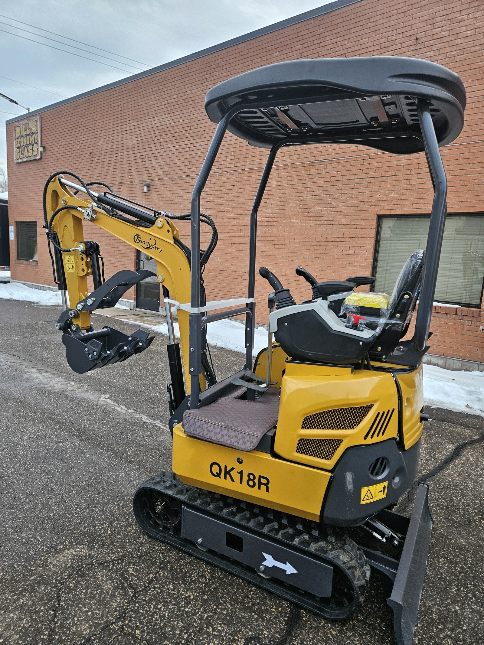 lot 43 image: Mini Excavator QX18R with Hydraulic Thumb