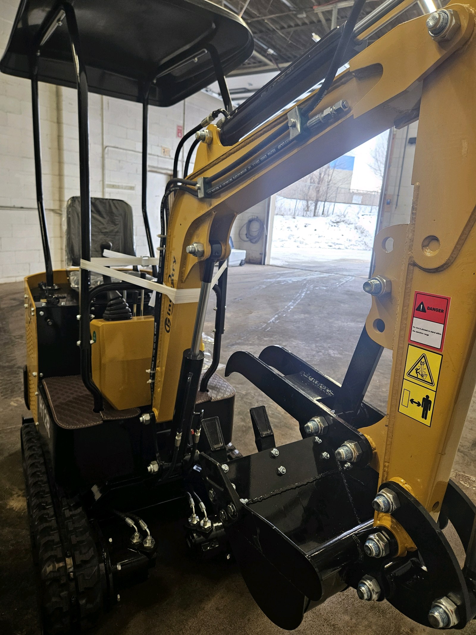 lot 92 image: Mini Excavator H12R