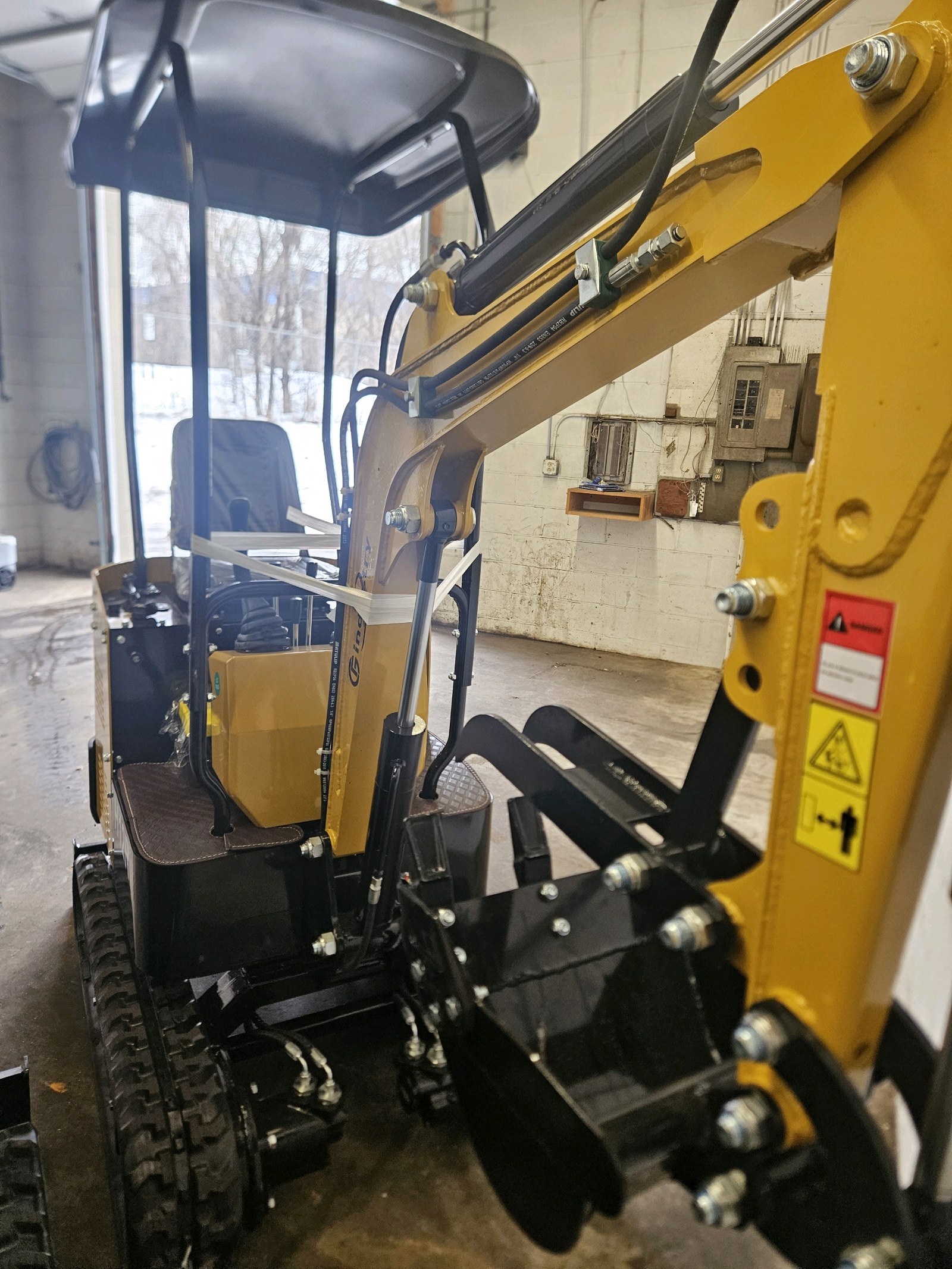 lot 96 image: Mini Excavator H12R