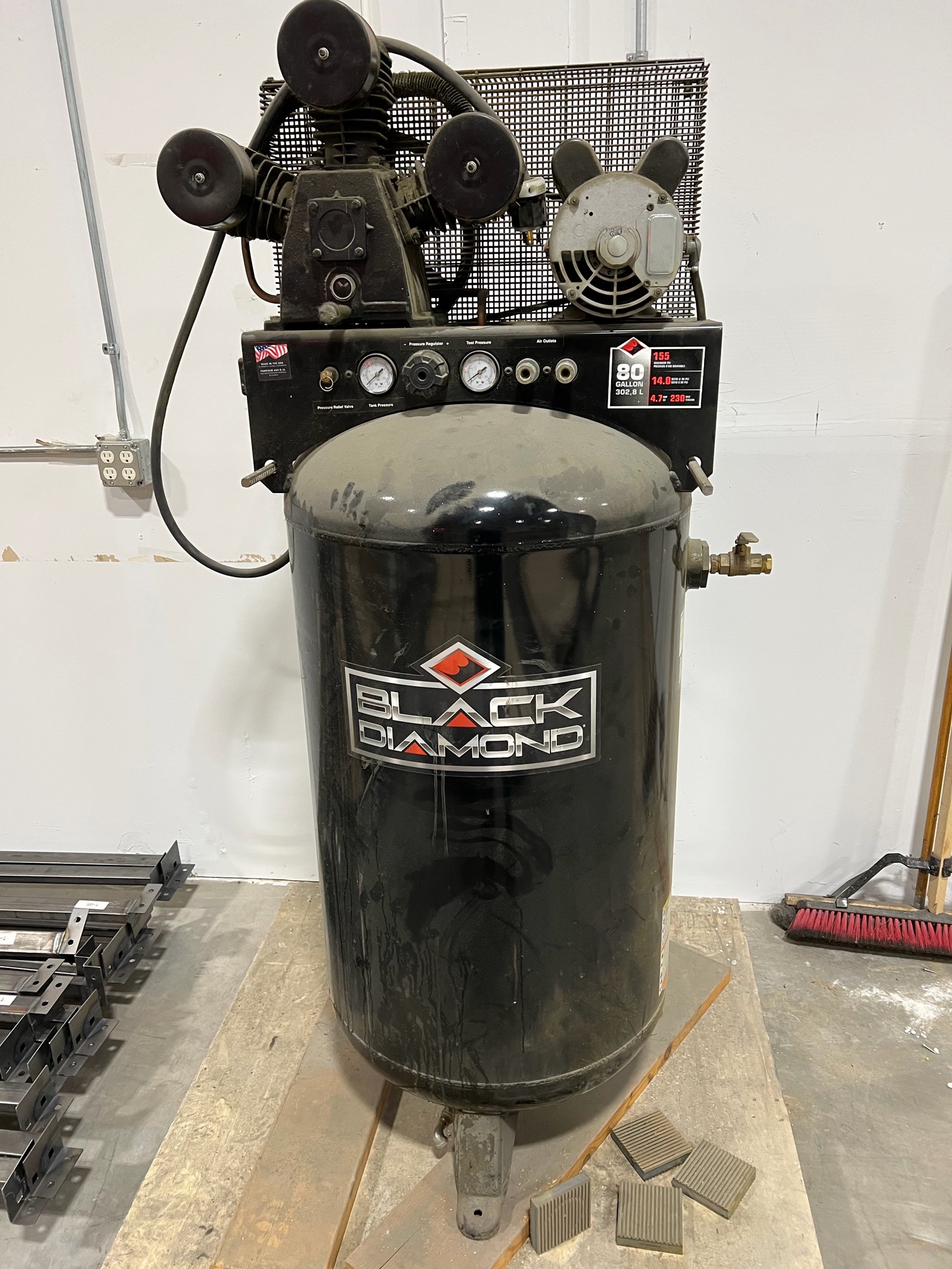 lot 113 image: 80-Gallon Black Diamond Air Compressor