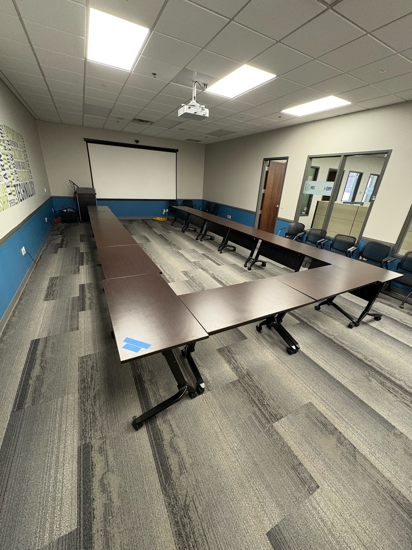 lot 122 image: 14 office desks for conference room