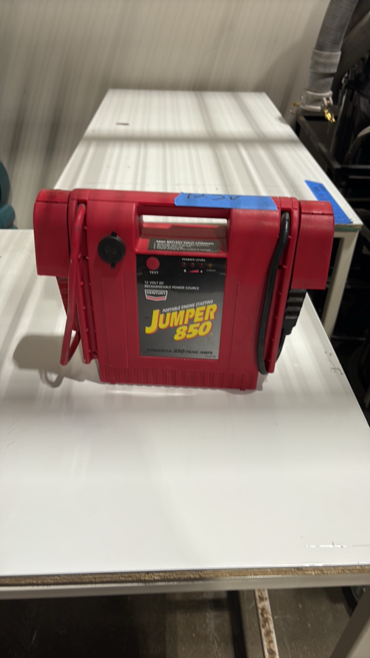lot 123 image: Portable engine starter jumper 850