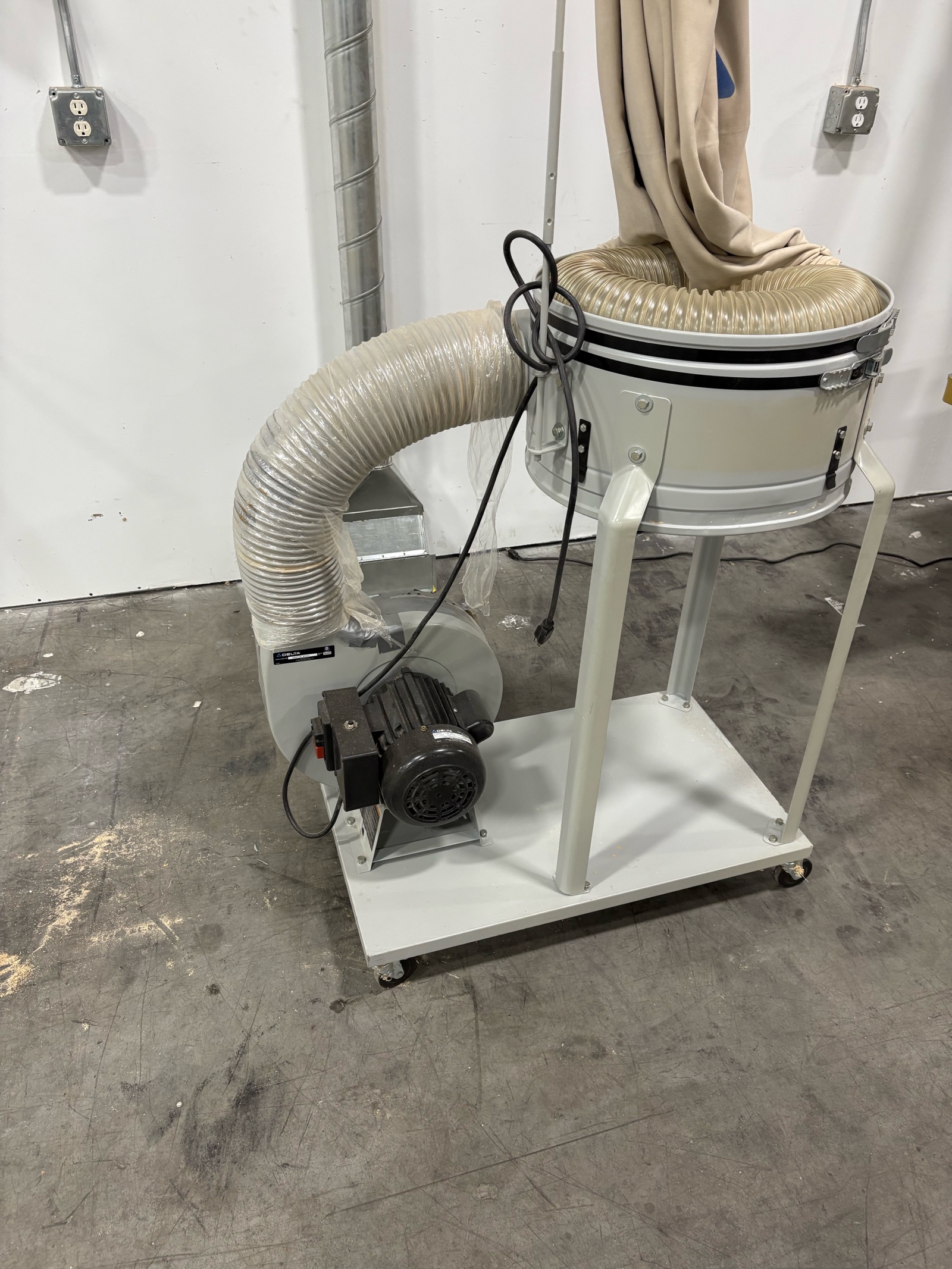 lot 17 image: Delta 50-850 portable 1.5 HP woodworking dust collector