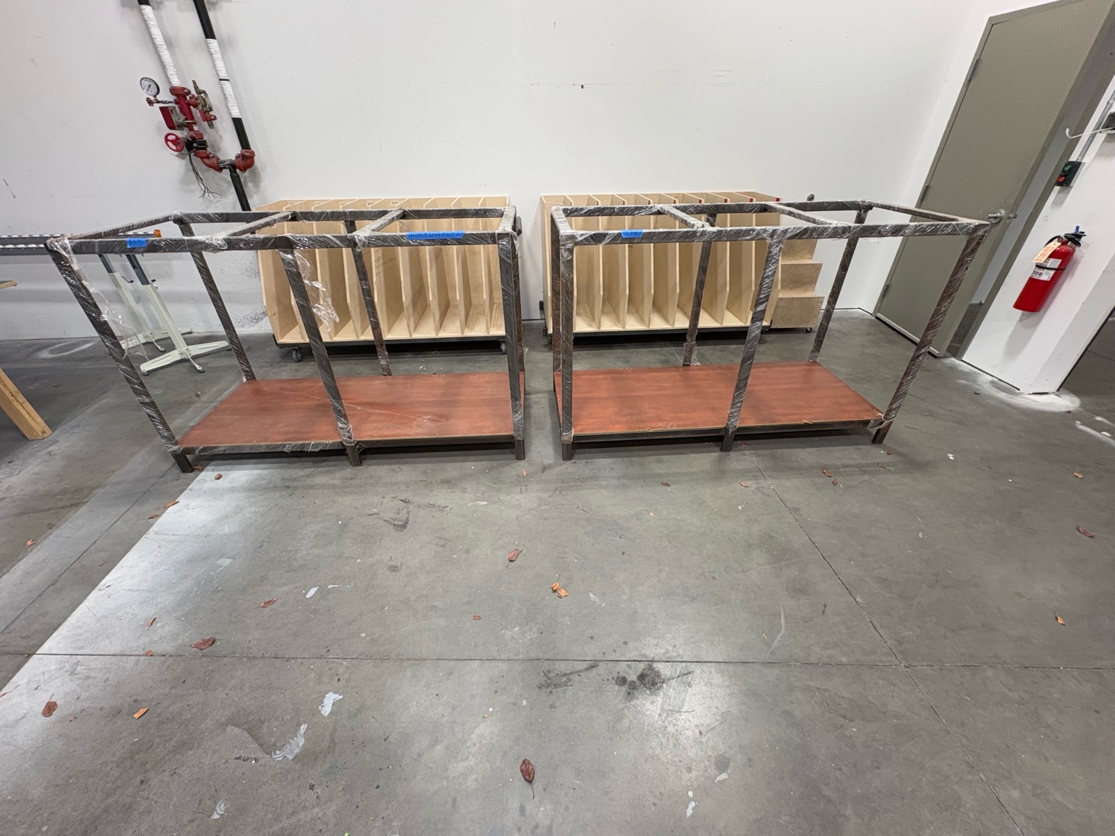 lot 46 image: (2) metal racks