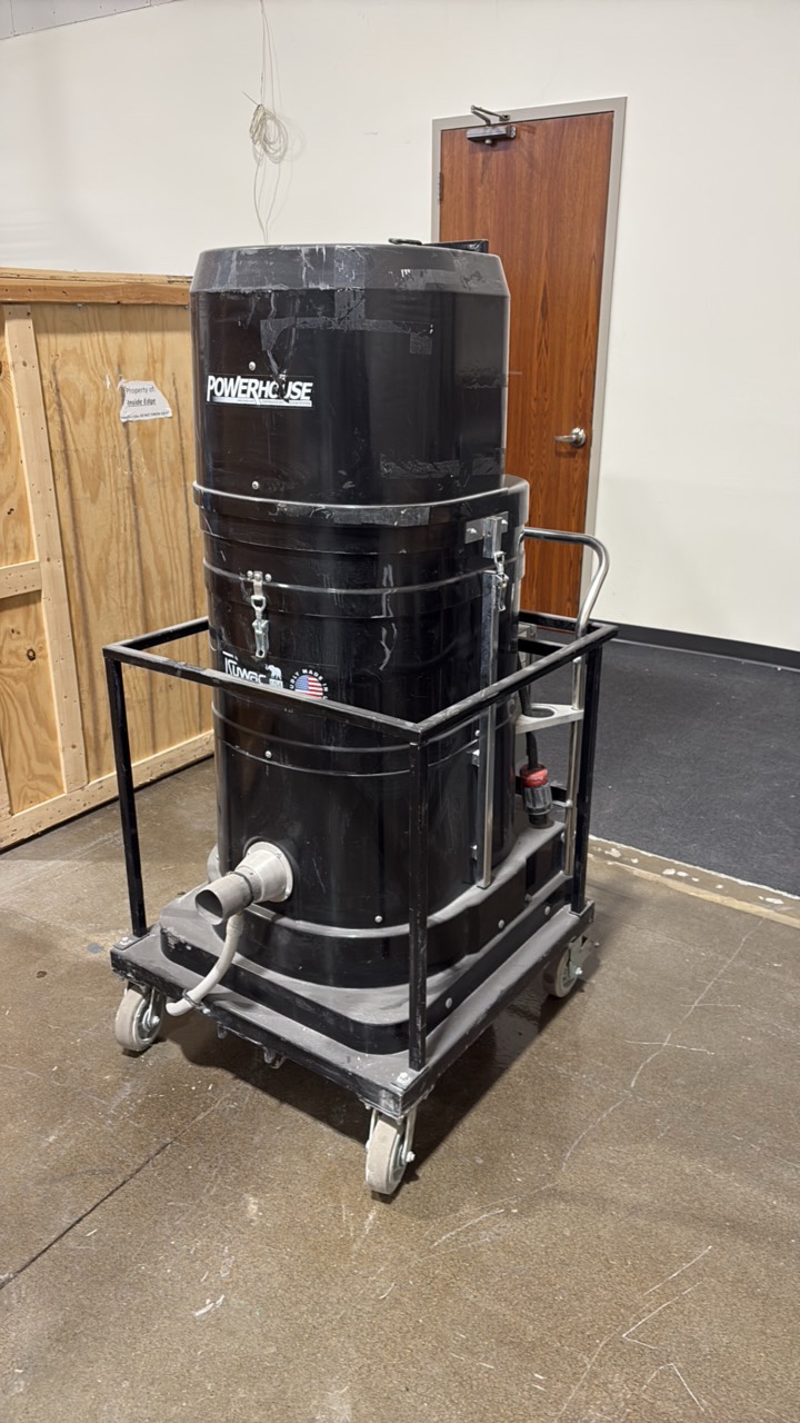 lot 9 image: Ruwac 24-gallon PowerHouse Industrial continuous duty vacuum system. DS2720