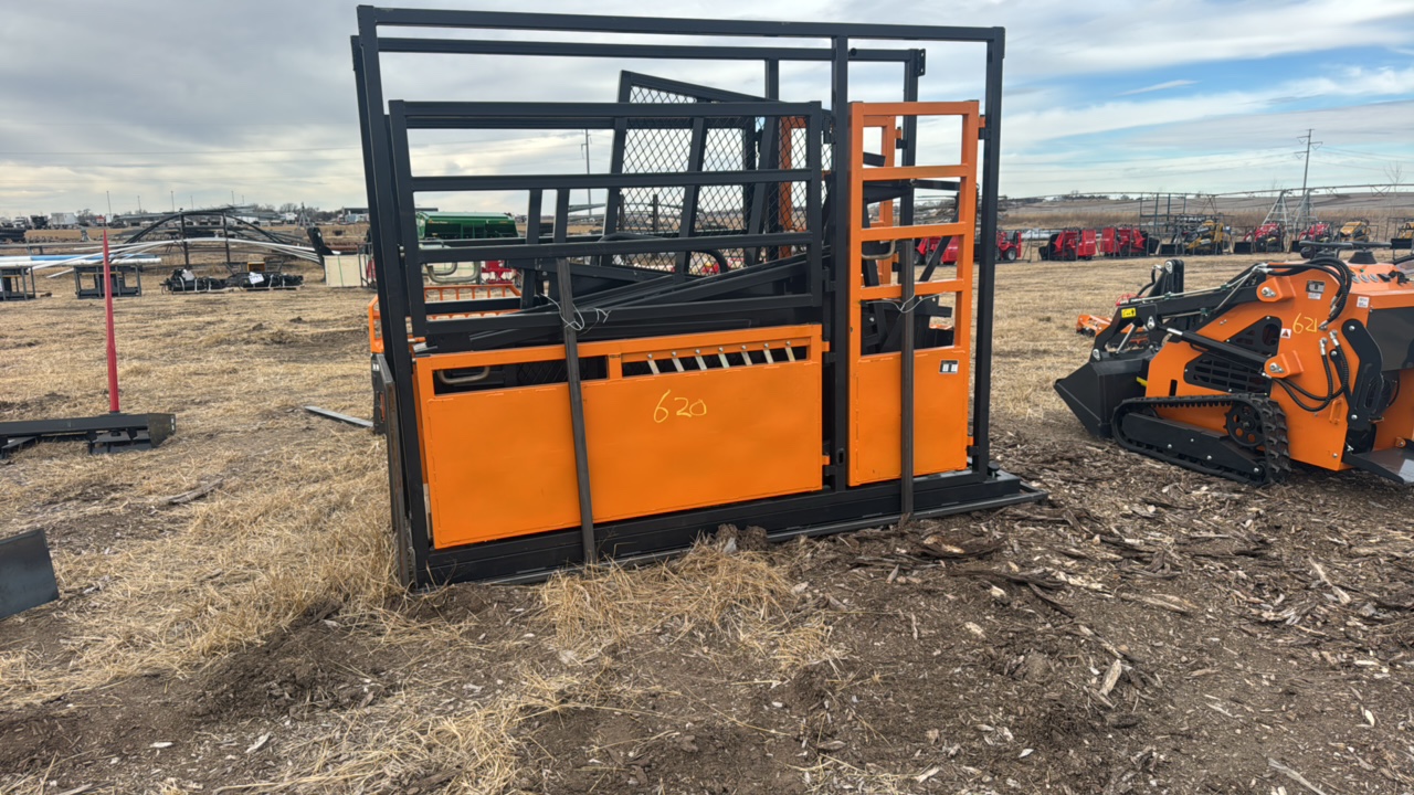 lot 620 image: 10 Cattle Squeeze ChuteLandhonor2025UnusedLHR-CSC10
