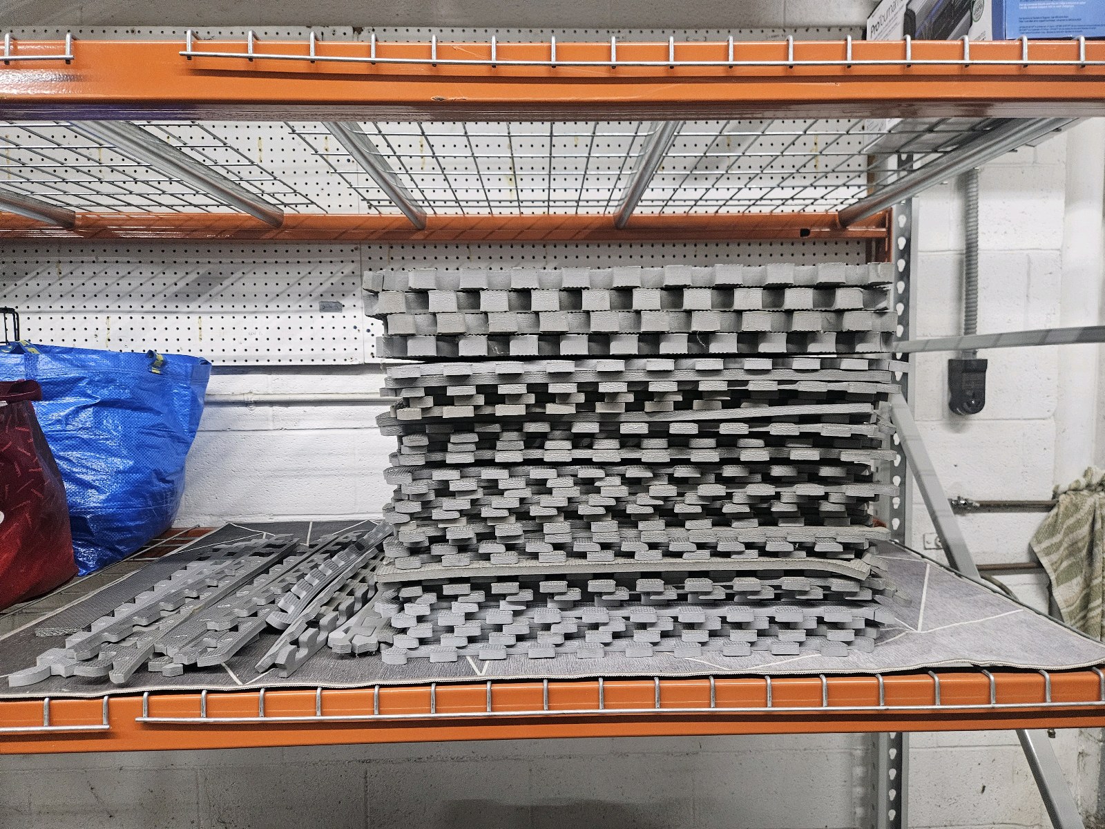 lot 203 image: Puzzle piece 33pc floor mat set